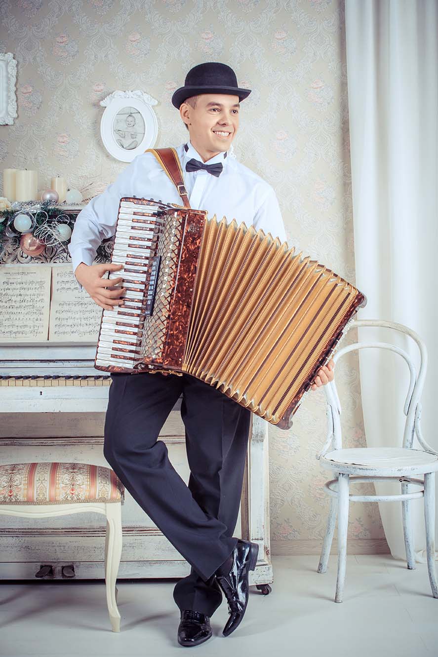 Аккордеонист Александр Беляев